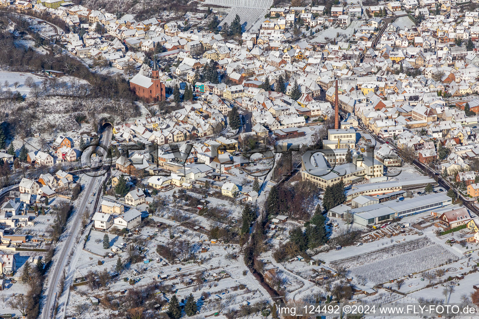 Winterluftbild im Schnee von GET Metall und Kirche in Albersweiler im Bundesland Rheinland-Pfalz, Deutschland