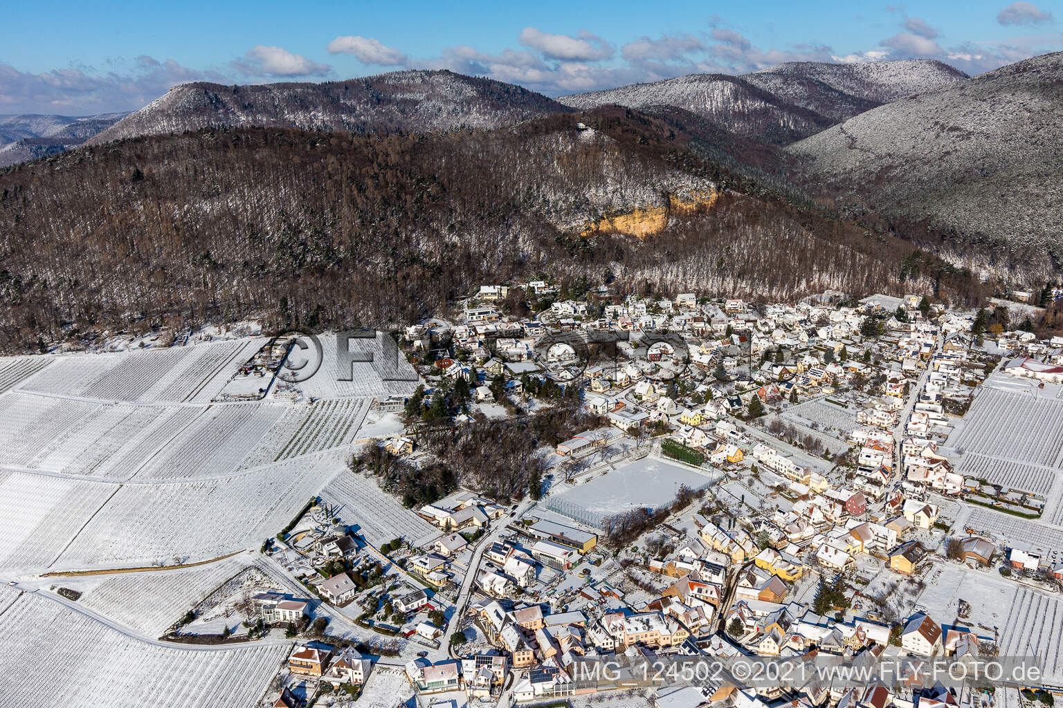 Winterluftbild im Schnee in Frankweiler im Bundesland Rheinland-Pfalz, Deutschland