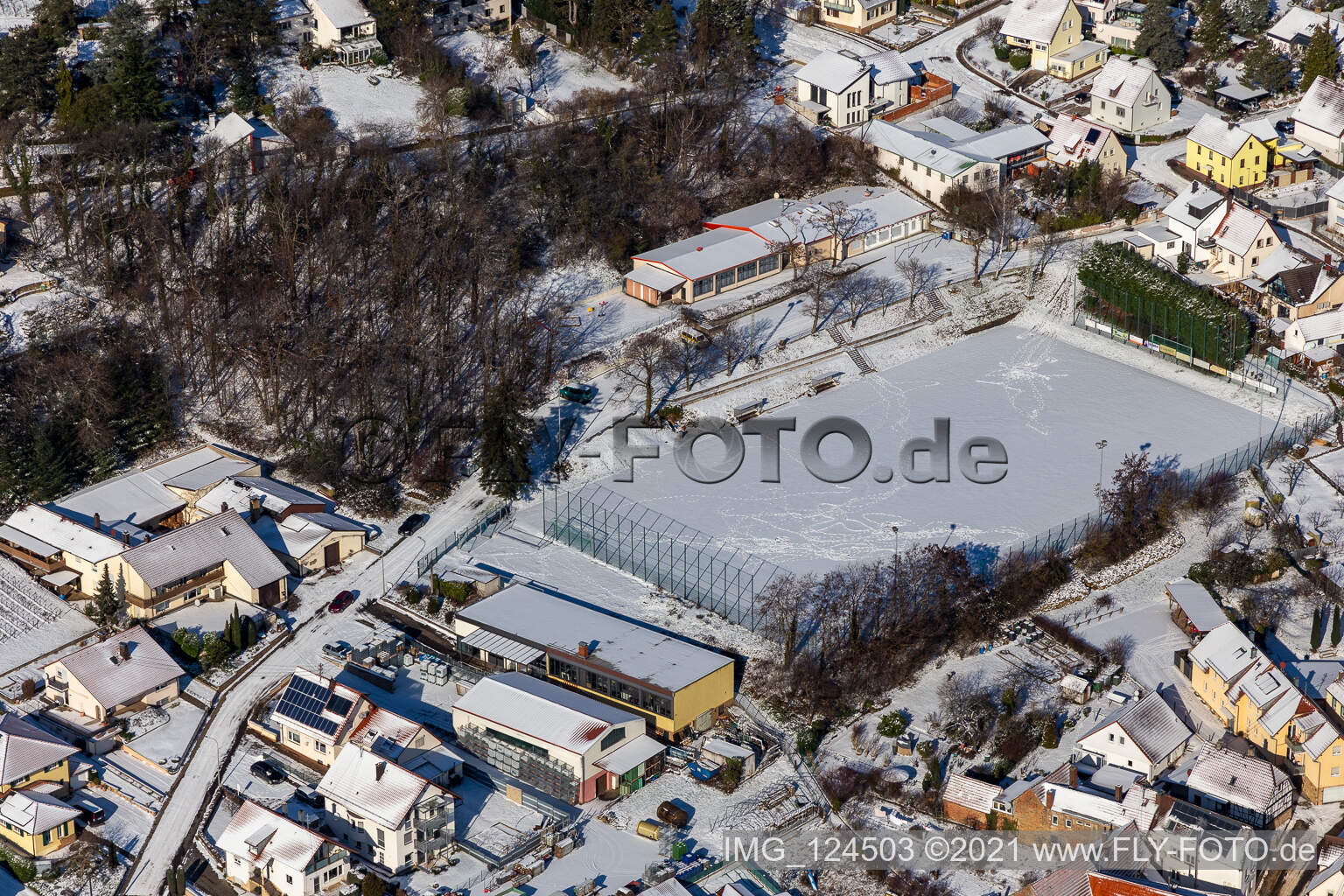 Winterluftbild im Schnee des Sportplatz in Frankweiler im Bundesland Rheinland-Pfalz, Deutschland