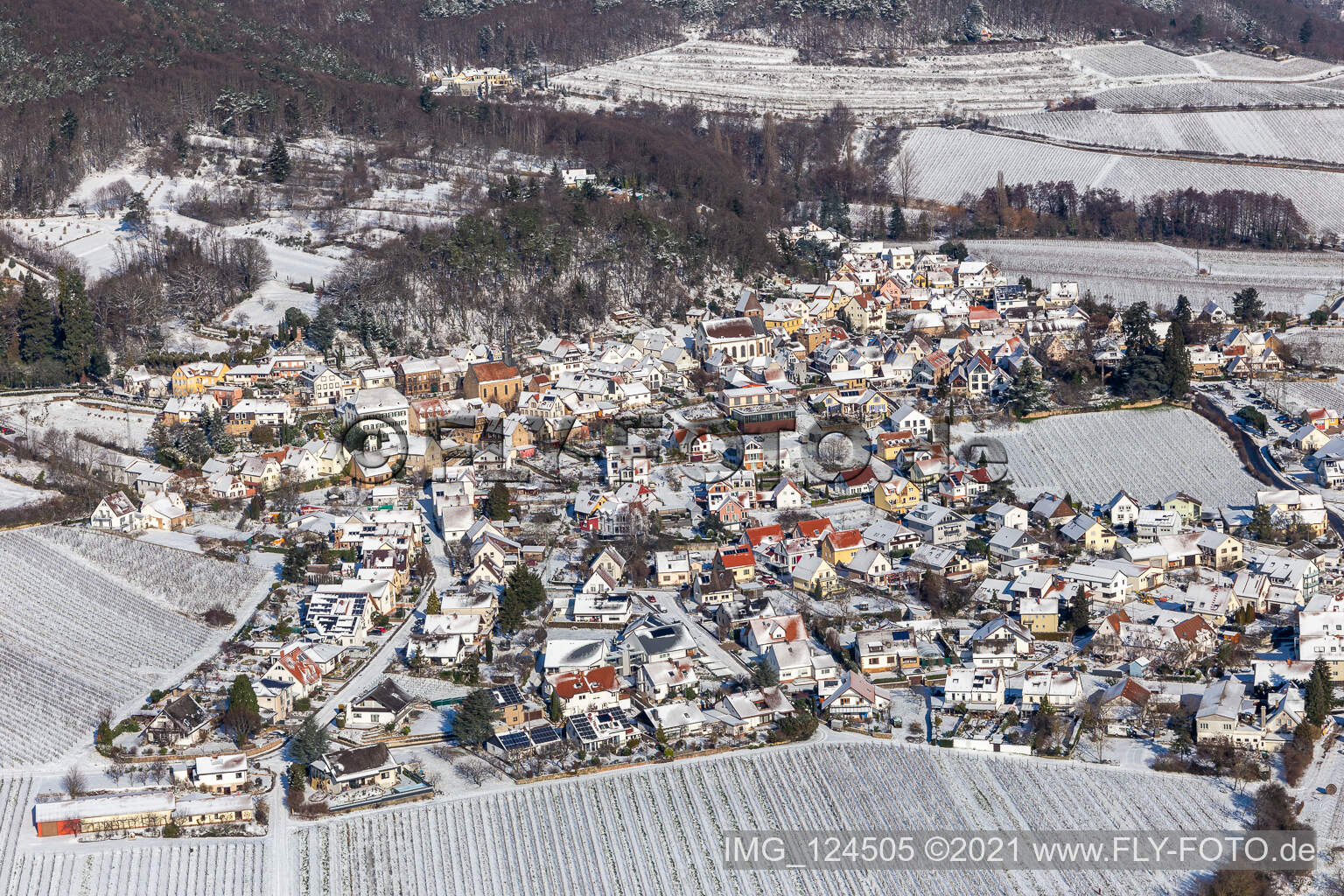 Winterluftbild im Schnee in Gleisweiler im Bundesland Rheinland-Pfalz, Deutschland