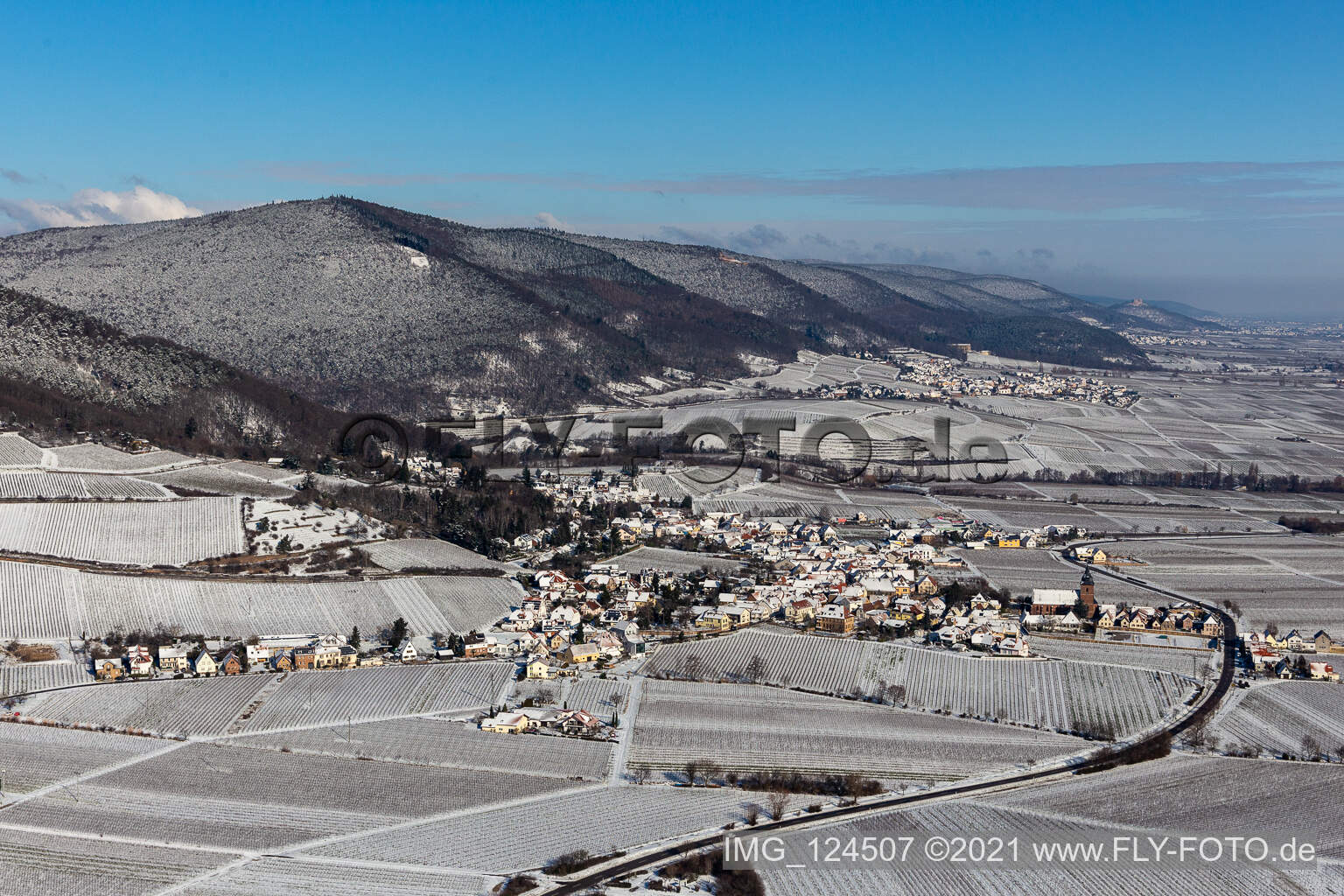 Winterluftbild im Schnee in Burrweiler im Bundesland Rheinland-Pfalz, Deutschland