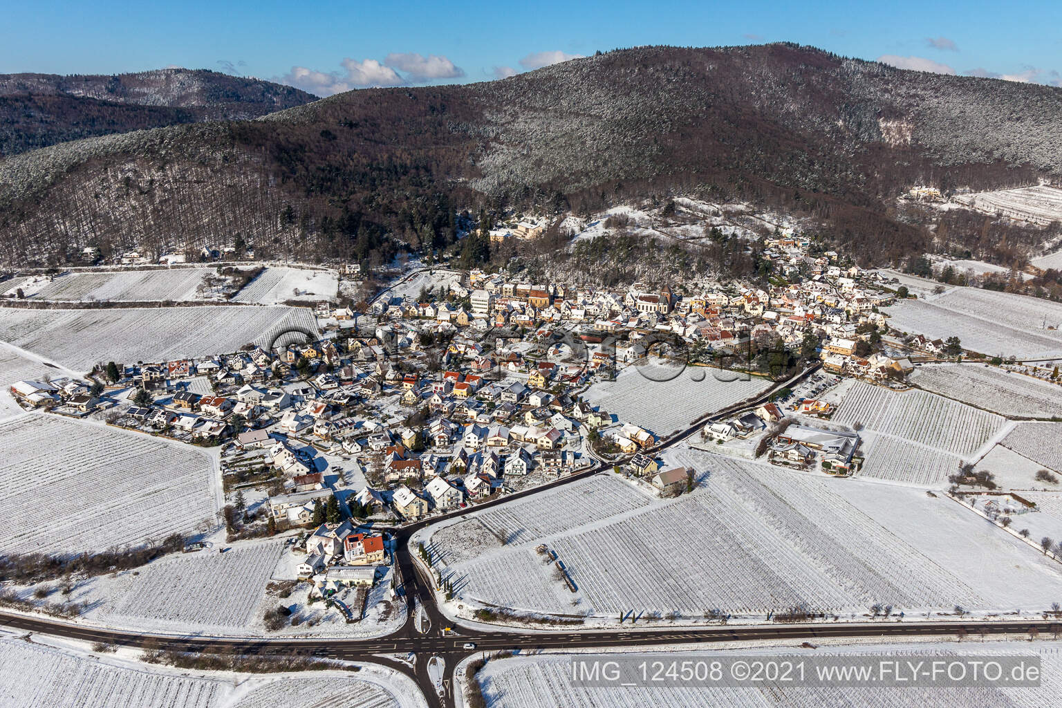 Winterlich schneebedeckte Dorfkern am Rande von Weinbergen und Winzer- Gütern im Weinbaugebiet Weinstraße in Burrweiler im Bundesland Rheinland-Pfalz, Deutschland