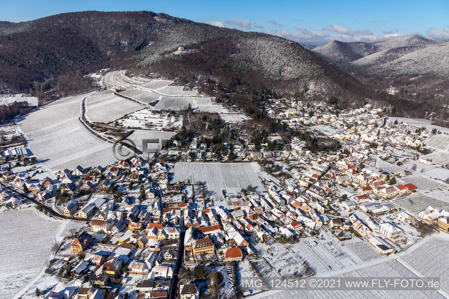 Luftbild von Winterlich schneebedeckte Dorfkern am Rande von Weinbergen und Winzer- Gütern im Weinbaugebiet Weinstraße in Burrweiler im Bundesland Rheinland-Pfalz, Deutschland