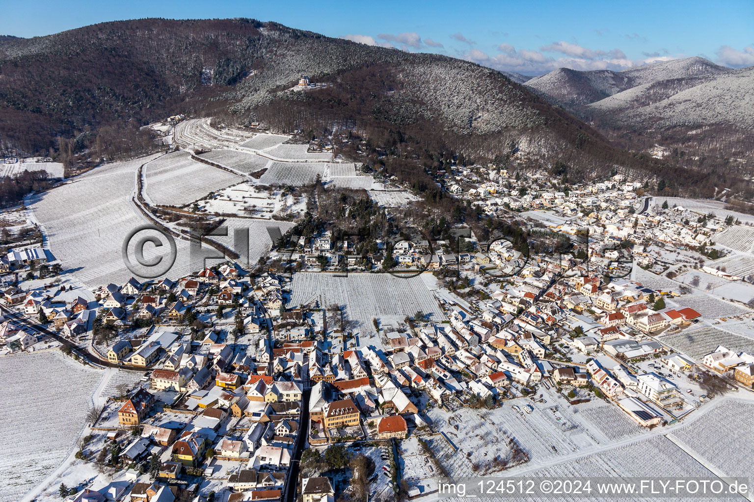 Luftbild von Winterlich schneebedeckte Dorfkern am Rande von Weinbergen und Winzer- Gütern im Weinbaugebiet Weinstraße in Burrweiler im Bundesland Rheinland-Pfalz, Deutschland