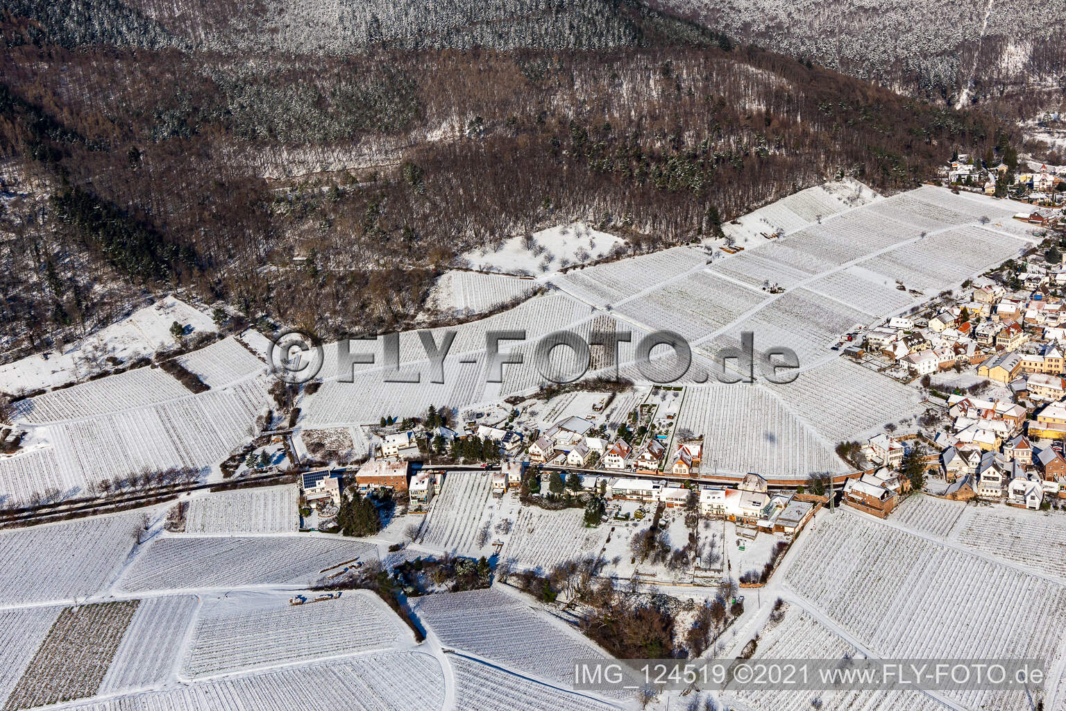 Winterluftbild im Schnee in Weyher in der Pfalz im Bundesland Rheinland-Pfalz, Deutschland