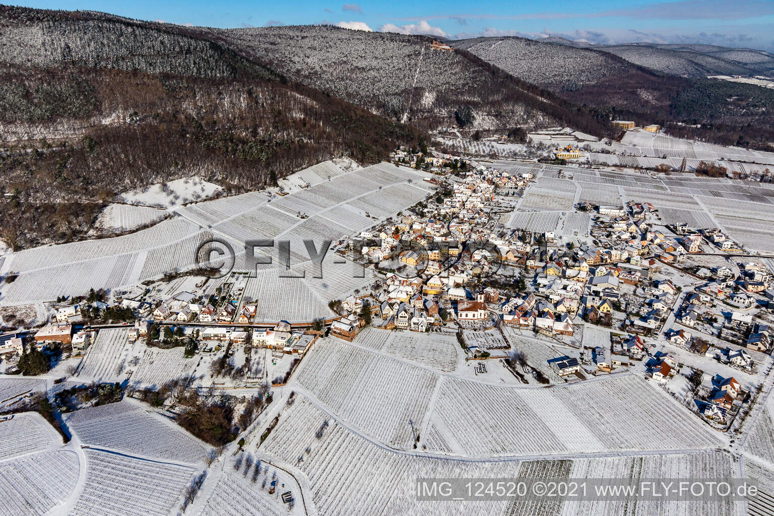 Winterluftbild im Schnee in Weyher in der Pfalz im Bundesland Rheinland-Pfalz, Deutschland