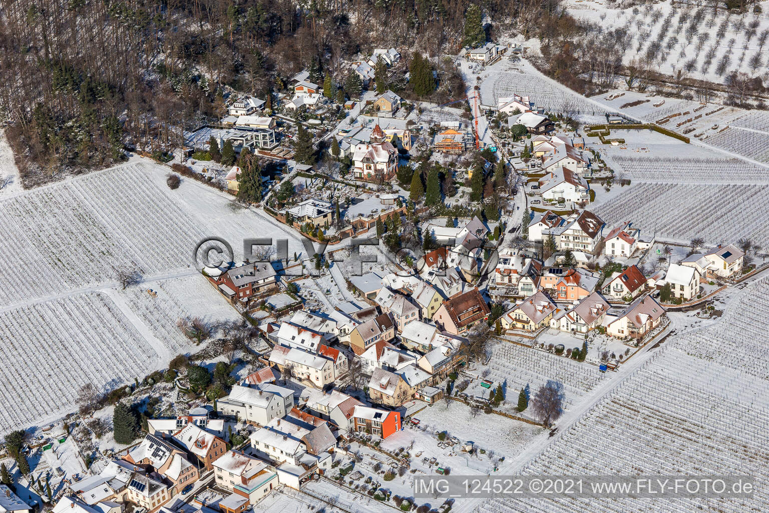 Luftbild von Winterlich schneebedeckte Dorfkern am Rande von Weinbergen und Winzer- Gütern im Weinbaugebiet in Weyher in der Pfalz im Bundesland Rheinland-Pfalz, Deutschland