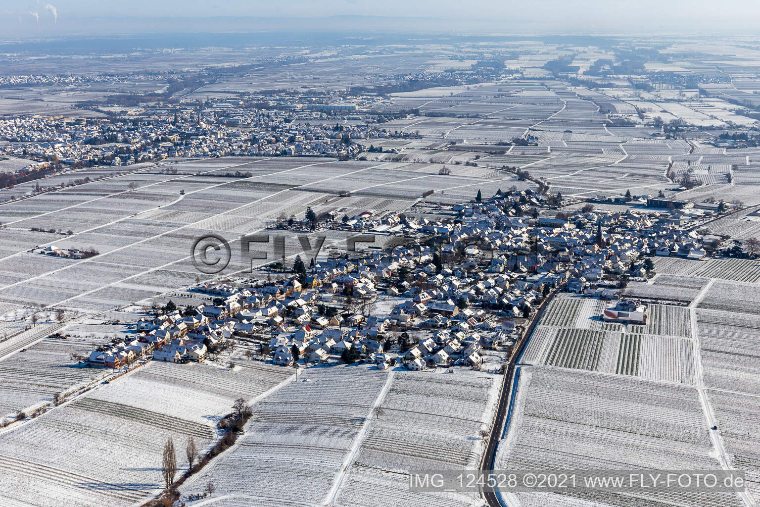 Winterluftbild im Schnee in Rhodt unter Rietburg im Bundesland Rheinland-Pfalz, Deutschland