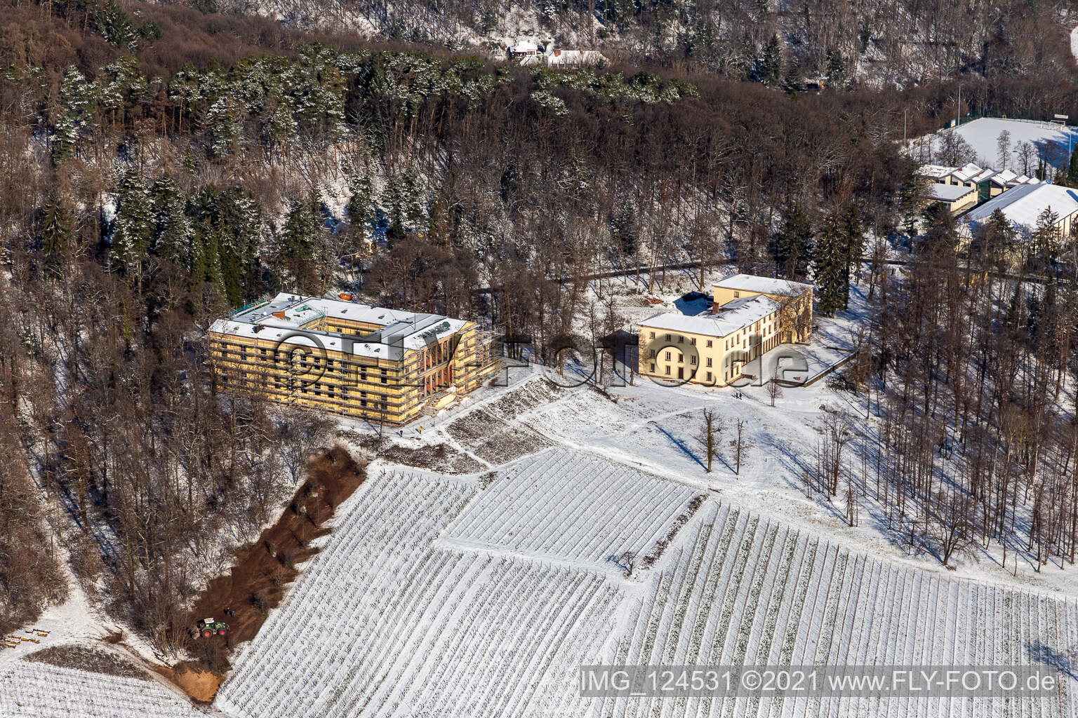 Winterlich schneebedeckte Palais des Schloss Villa Ludwigshöhe in Edenkoben im Bundesland Rheinland-Pfalz, Deutschland
