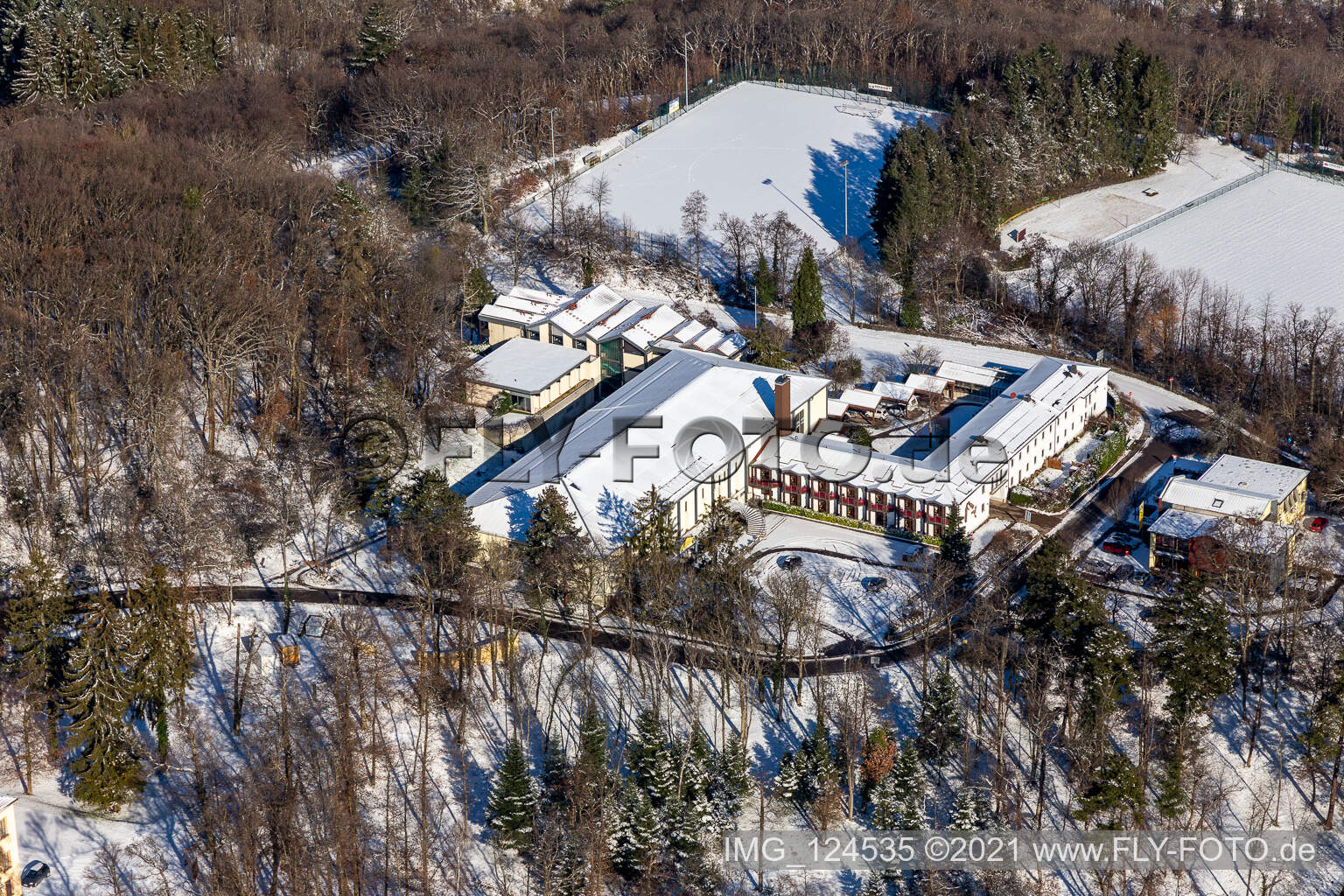 Winterluftbild im Schnee der Sportschule Edenkoben im Bundesland Rheinland-Pfalz, Deutschland