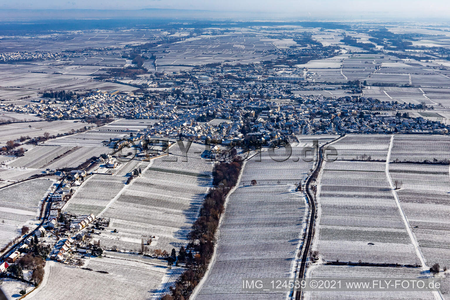 Winterluftbild im Schnee in Edenkoben im Bundesland Rheinland-Pfalz, Deutschland