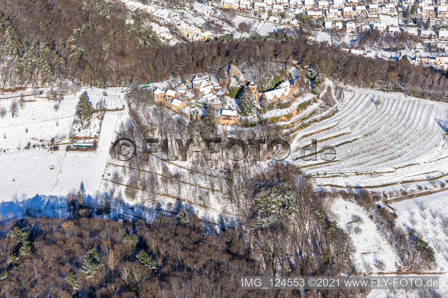 Winterluftbild im Schnee von Schloß Kropsburg in Sankt Martin im Bundesland Rheinland-Pfalz, Deutschland