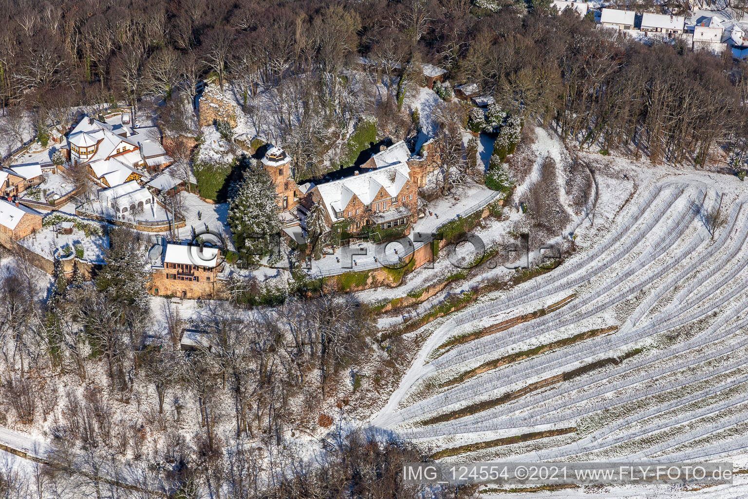 Winterluftbild im Schnee von Schloß Kropsburg in Sankt Martin im Bundesland Rheinland-Pfalz, Deutschland
