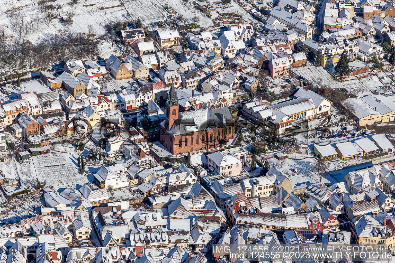 Winterlich schneebedeckte Pfarrkirche St. Martin in Sankt Martin im Bundesland Rheinland-Pfalz, Deutschland