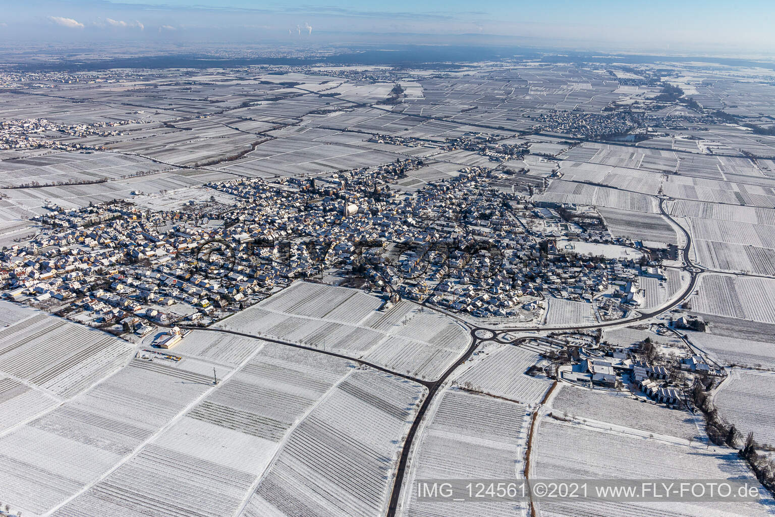 Winterluftbild im Schnee in Maikammer im Bundesland Rheinland-Pfalz, Deutschland