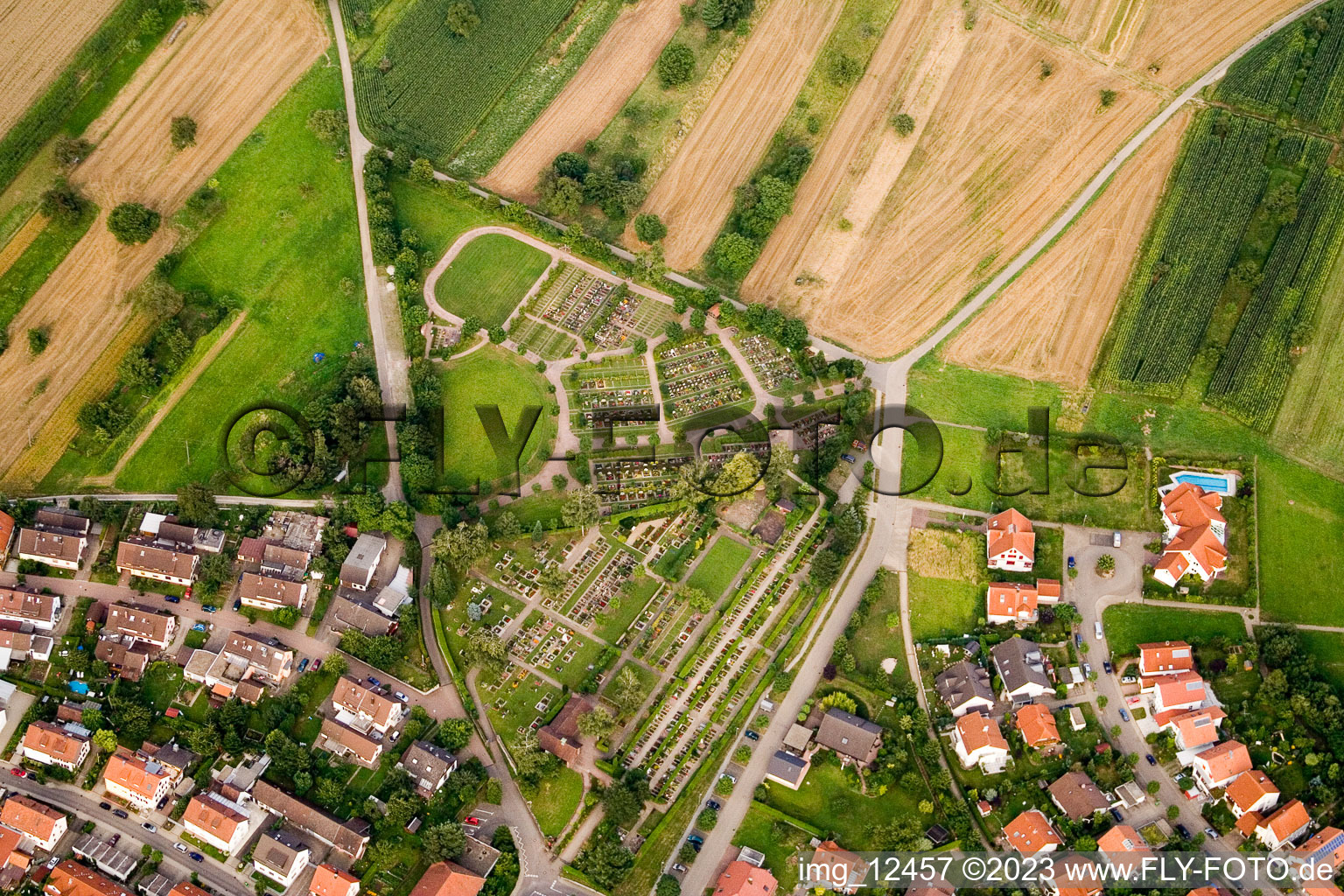 Luftbild von Langensteinbach, Friedhof in Karlsbad im Bundesland Baden-Württemberg, Deutschland