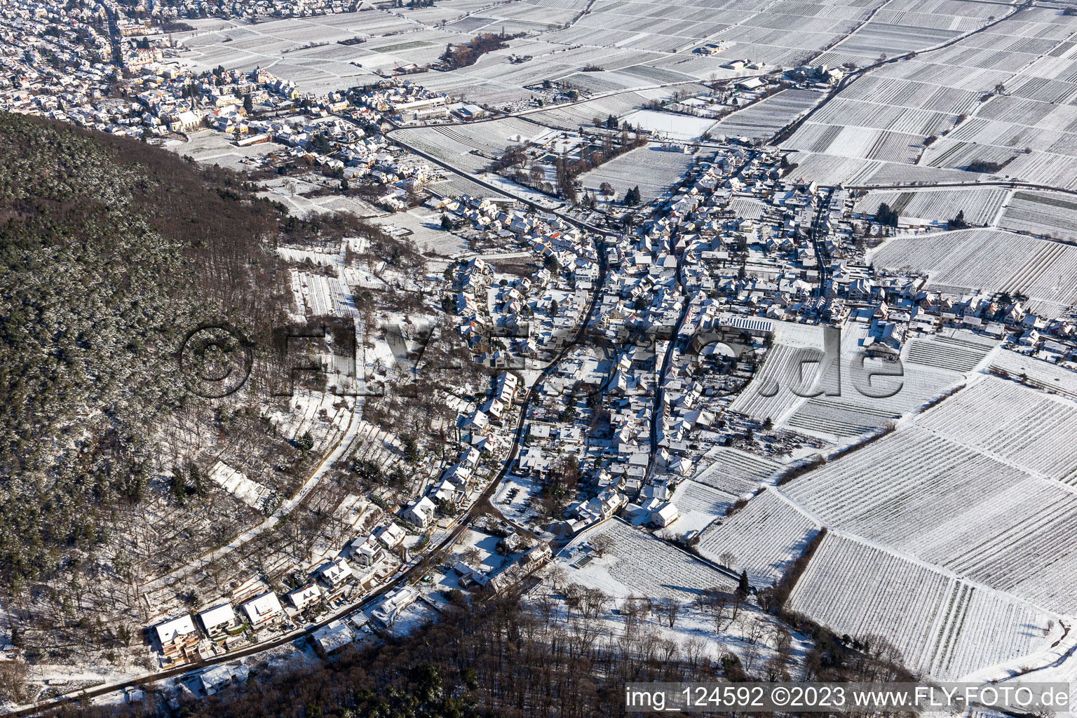 Winterluftbild im Schnee im Ortsteil Hambach an der Weinstraße in Neustadt an der Weinstraße im Bundesland Rheinland-Pfalz, Deutschland