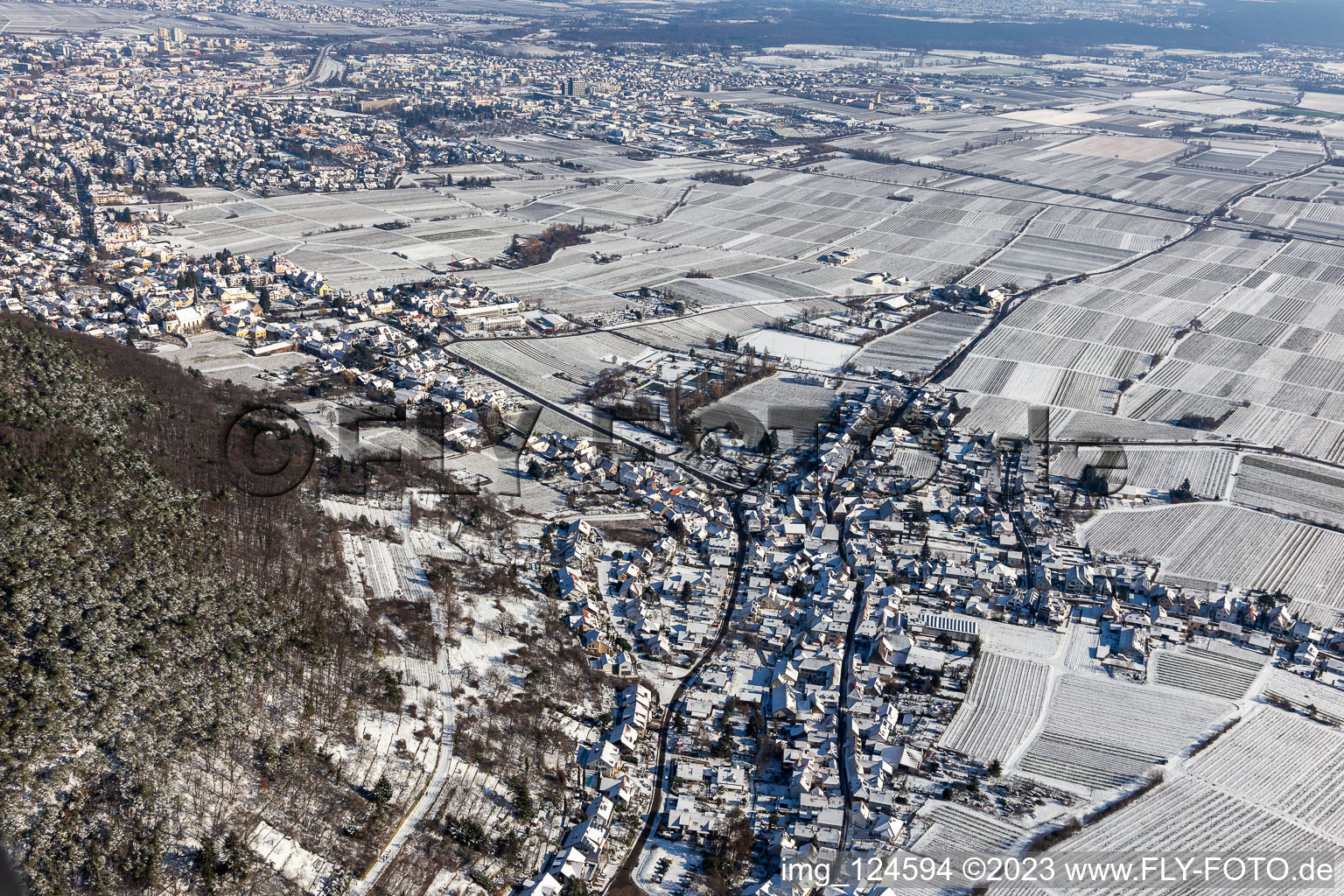 Winterluftbild im Schnee im Ortsteil Hambach an der Weinstraße in Neustadt an der Weinstraße im Bundesland Rheinland-Pfalz, Deutschland