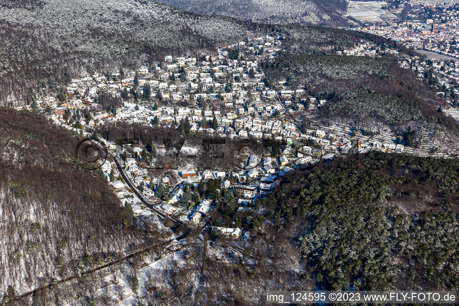 Winterluftbild im Schnee am Triftbrunnenweg im Ortsteil Hambach an der Weinstraße in Neustadt an der Weinstraße im Bundesland Rheinland-Pfalz, Deutschland