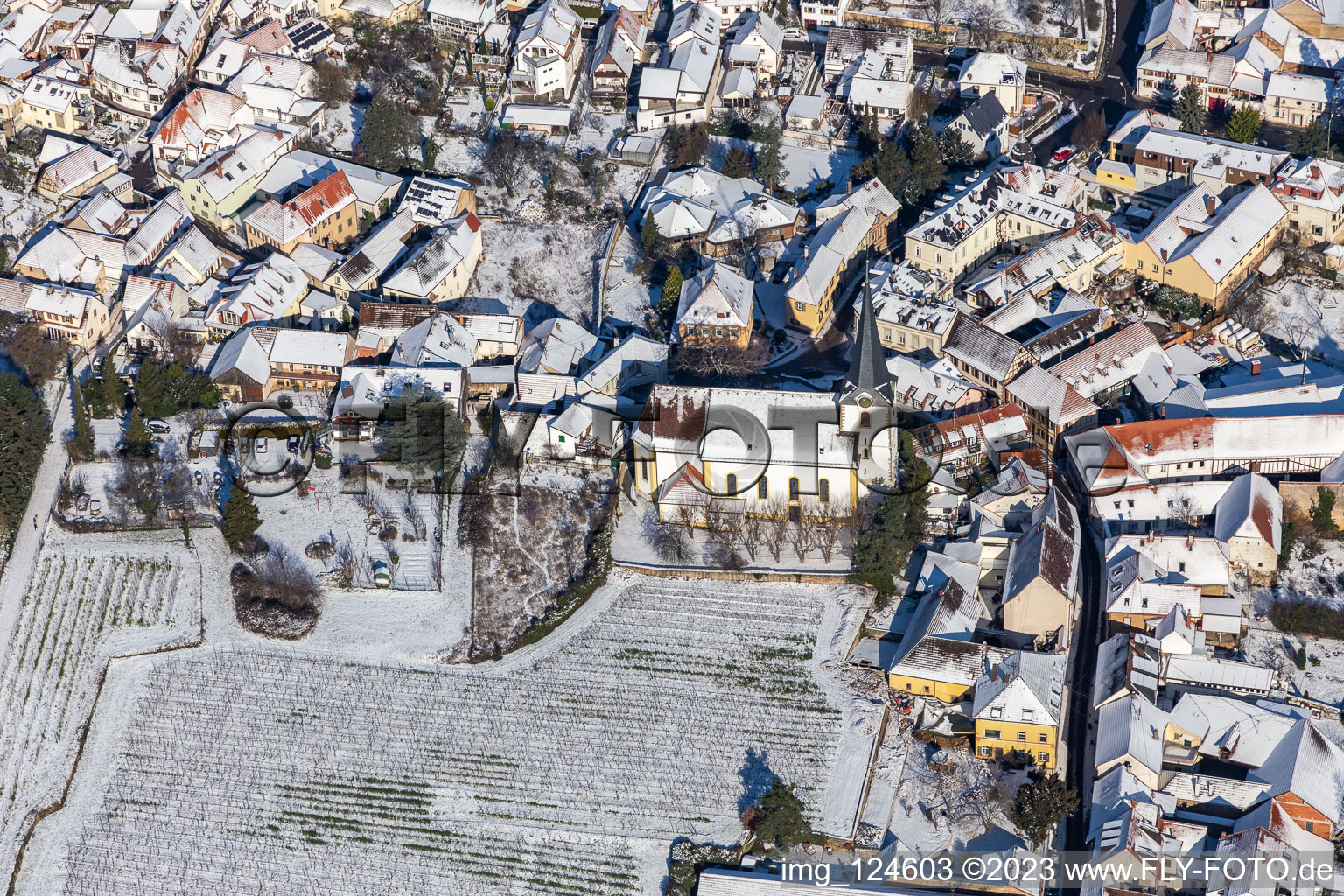 Winterluftbild im Schnee der katholischen Kirche St. Jakob im Ortsteil Hambach an der Weinstraße in Neustadt an der Weinstraße im Bundesland Rheinland-Pfalz, Deutschland