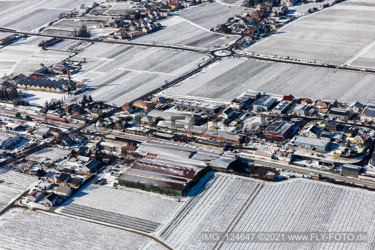 Winterluftbild im Schnee Industriegebiet Bordmühle in Kirrweiler im Bundesland Rheinland-Pfalz, Deutschland