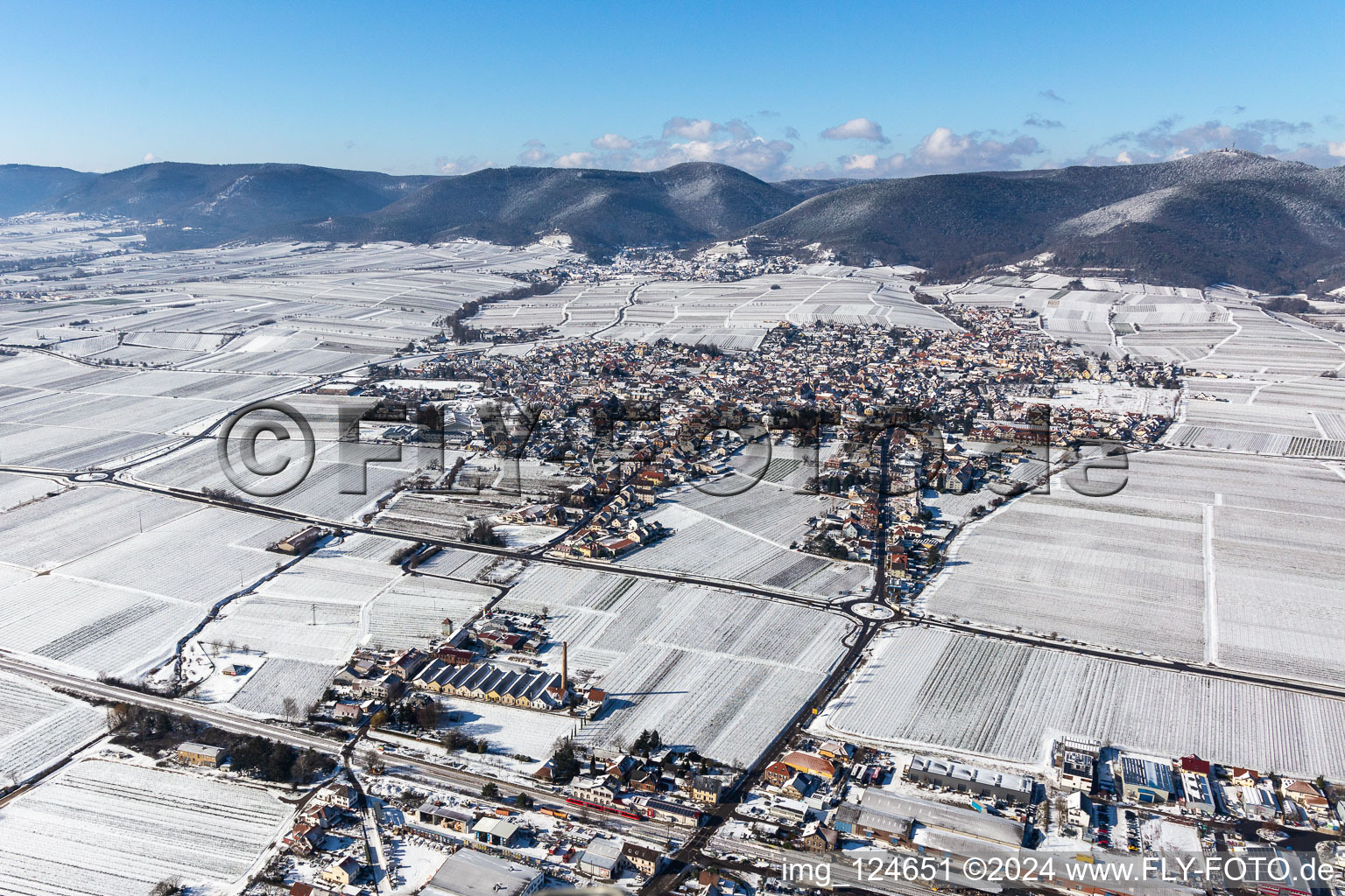 Winterluftbild im Schnee im Ortsteil Alsterweiler in Maikammer im Bundesland Rheinland-Pfalz, Deutschland