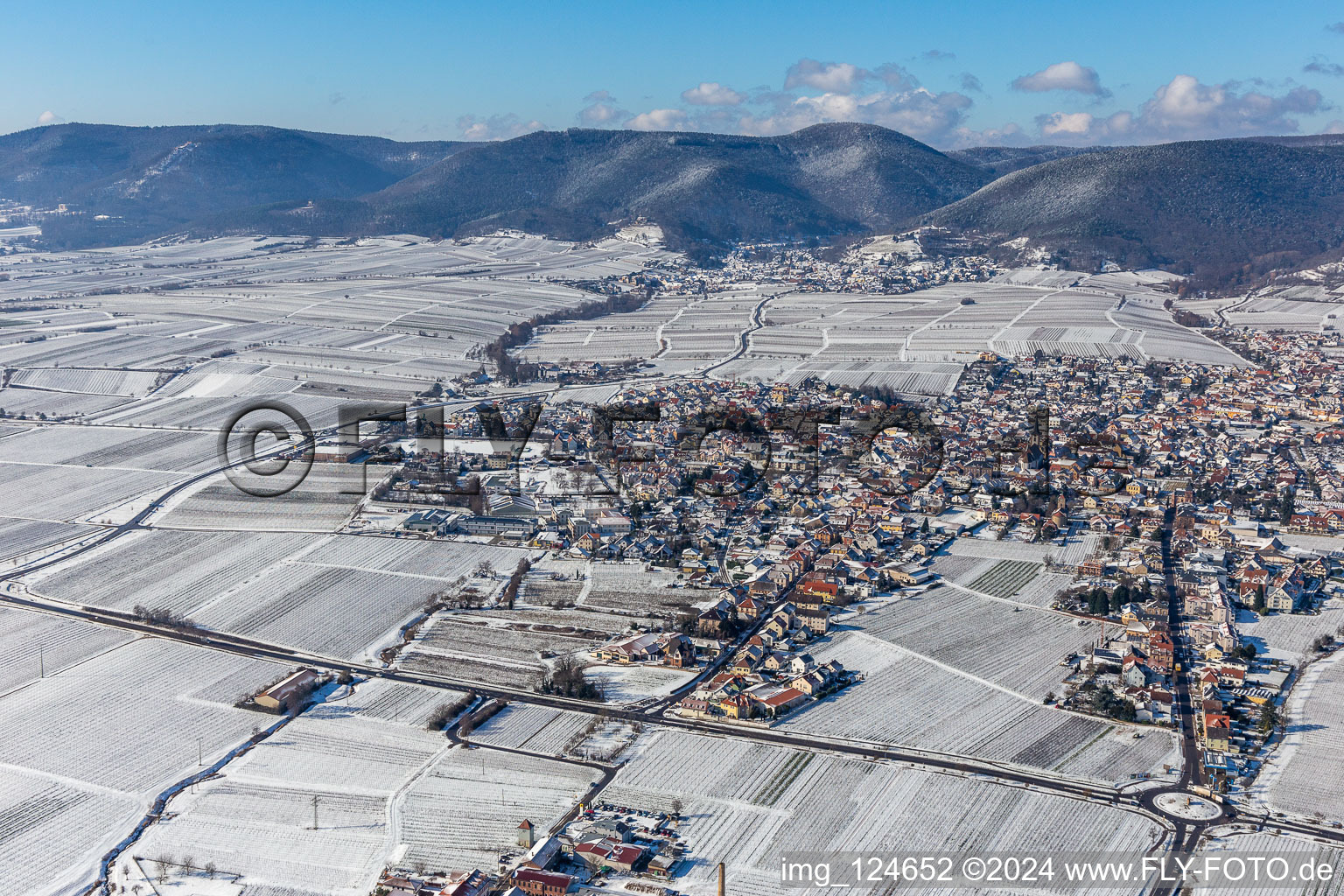 Winterluftbild im Schnee in Maikammer im Bundesland Rheinland-Pfalz, Deutschland