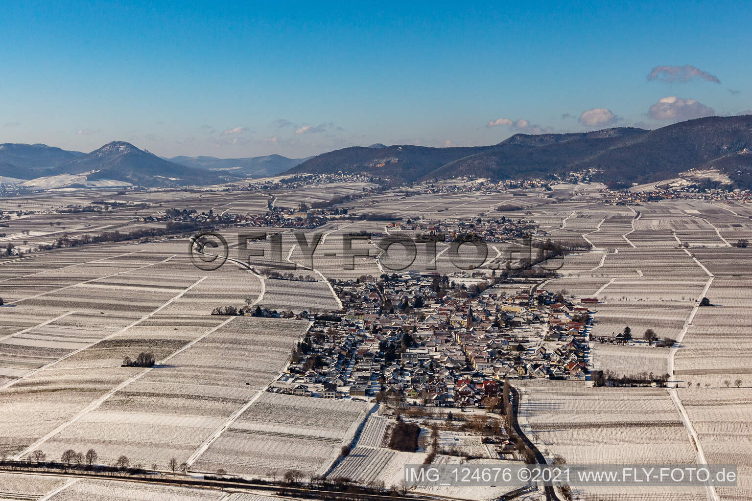 Luftbild von Winterlich schneebedeckte Dorf - Ansicht am Rande von landwirtschaftlichen Feldern und Nutzflächen in Roschbach im Bundesland Rheinland-Pfalz, Deutschland