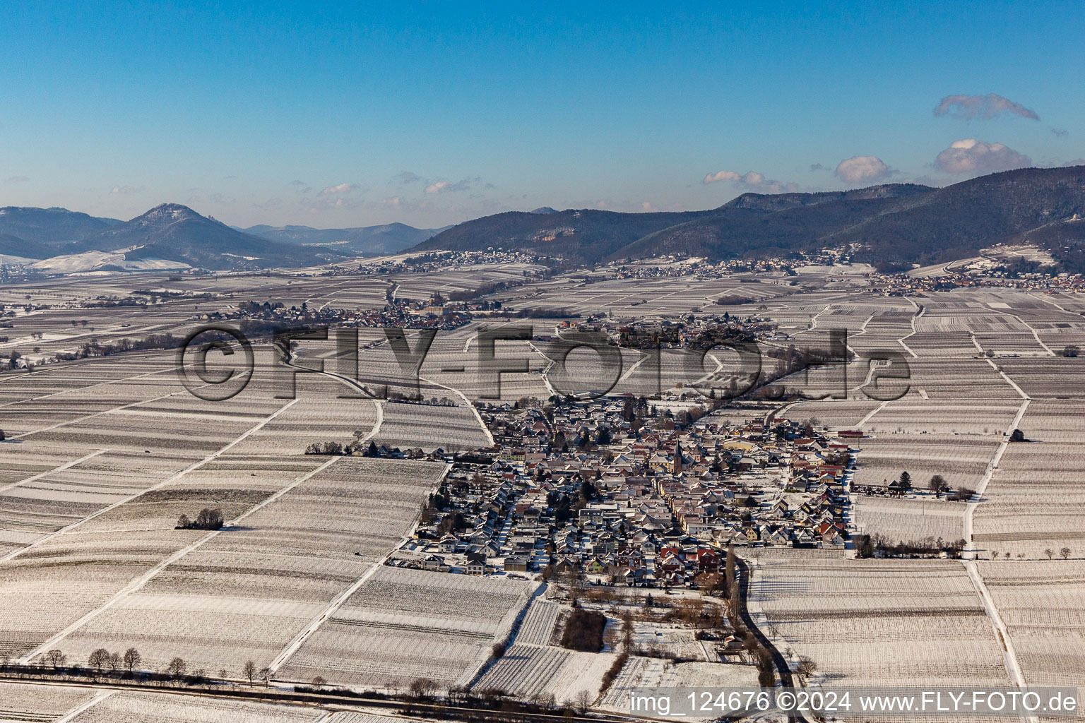 Luftbild von Winterlich schneebedeckte Dorf - Ansicht am Rande von landwirtschaftlichen Feldern und Nutzflächen in Roschbach im Bundesland Rheinland-Pfalz, Deutschland