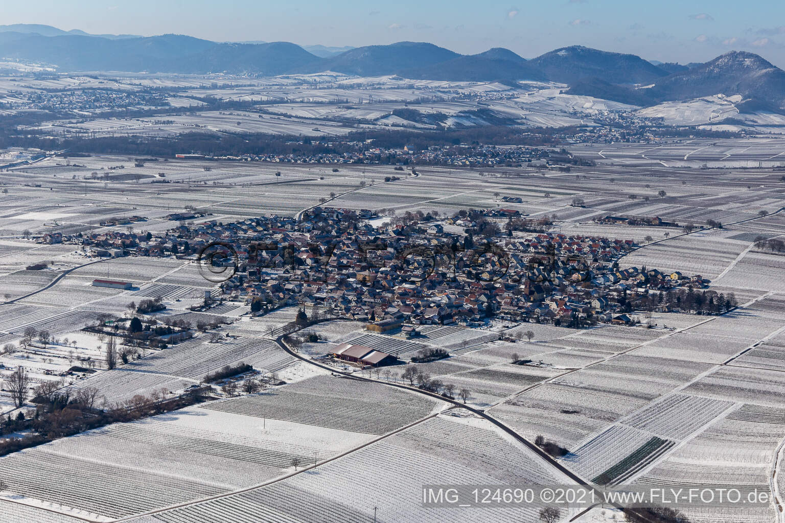Winterlich schneebedeckte Ortskern am Rande von Weinbergen und Winzer- Gütern im Weinbaugebiet in Nußdorf in Landau in der Pfalz im Bundesland Rheinland-Pfalz, Deutschland
