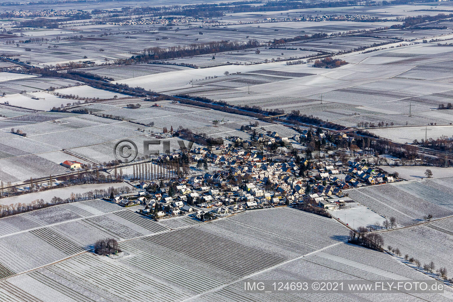 Luftbild von Winterlich schneebedeckte Dorf - Ansicht am Rande von landwirtschaftlichen Feldern und Nutzflächen in Knöringen im Bundesland Rheinland-Pfalz, Deutschland