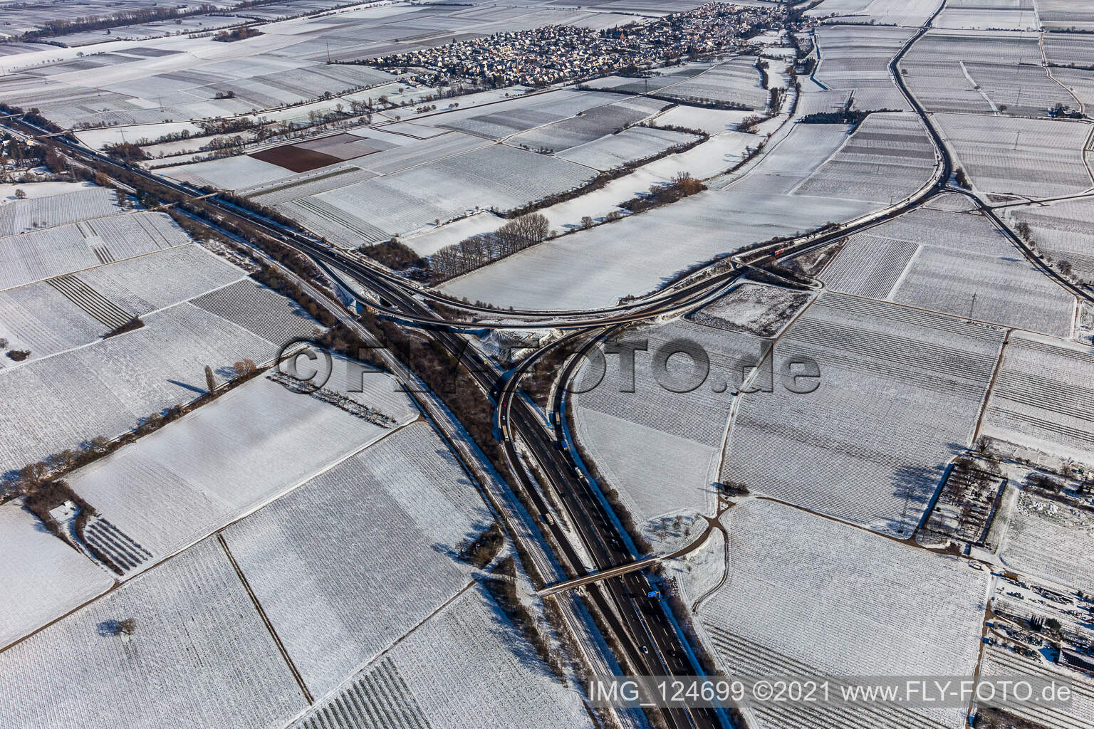 Winterluftbild im Schnee Autobahnausfahrt Landau Nord im Ortsteil Dammheim in Landau in der Pfalz im Bundesland Rheinland-Pfalz, Deutschland