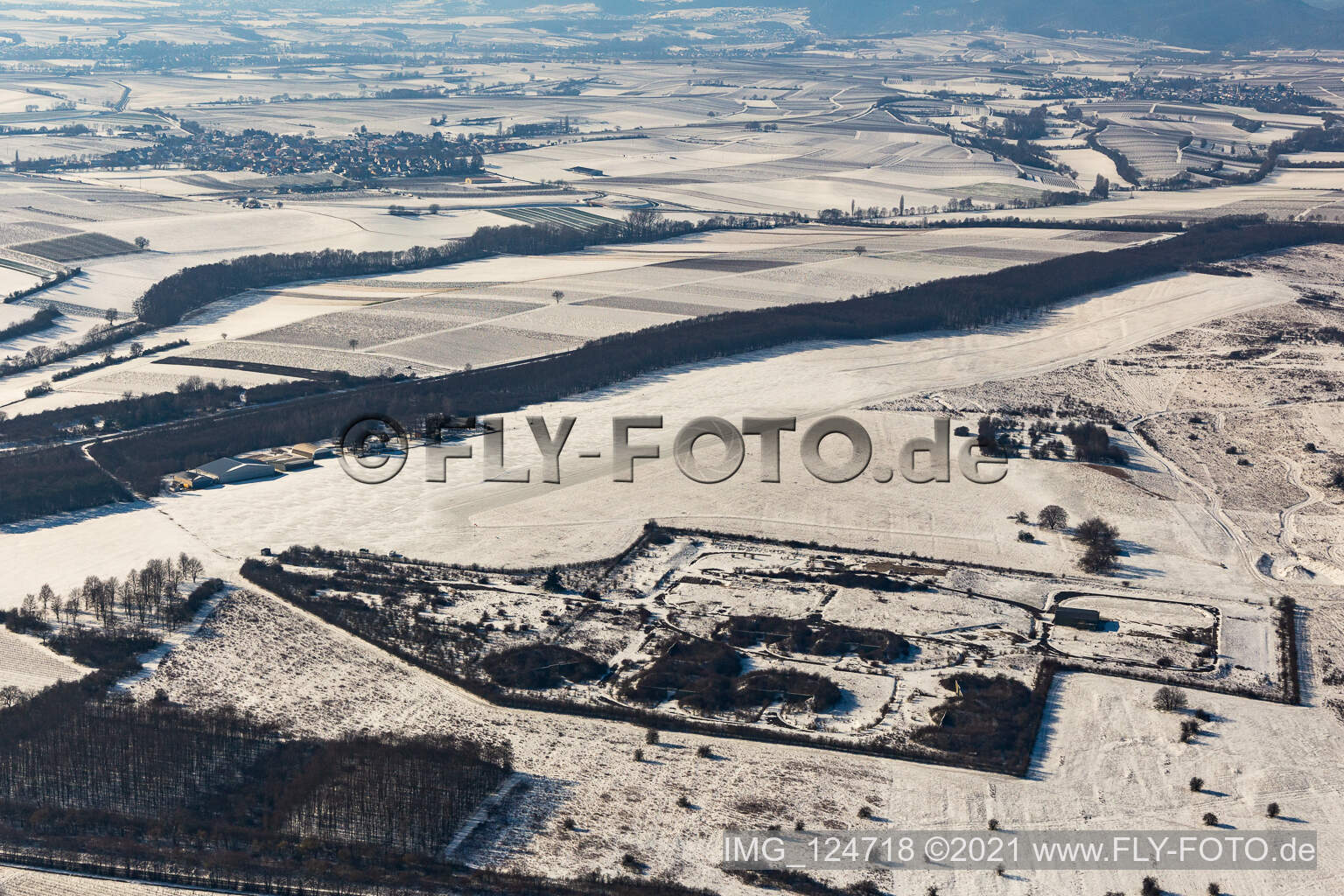 Winterluftbild im Schnee Flugplatz Ebenberg in Landau in der Pfalz im Bundesland Rheinland-Pfalz, Deutschland