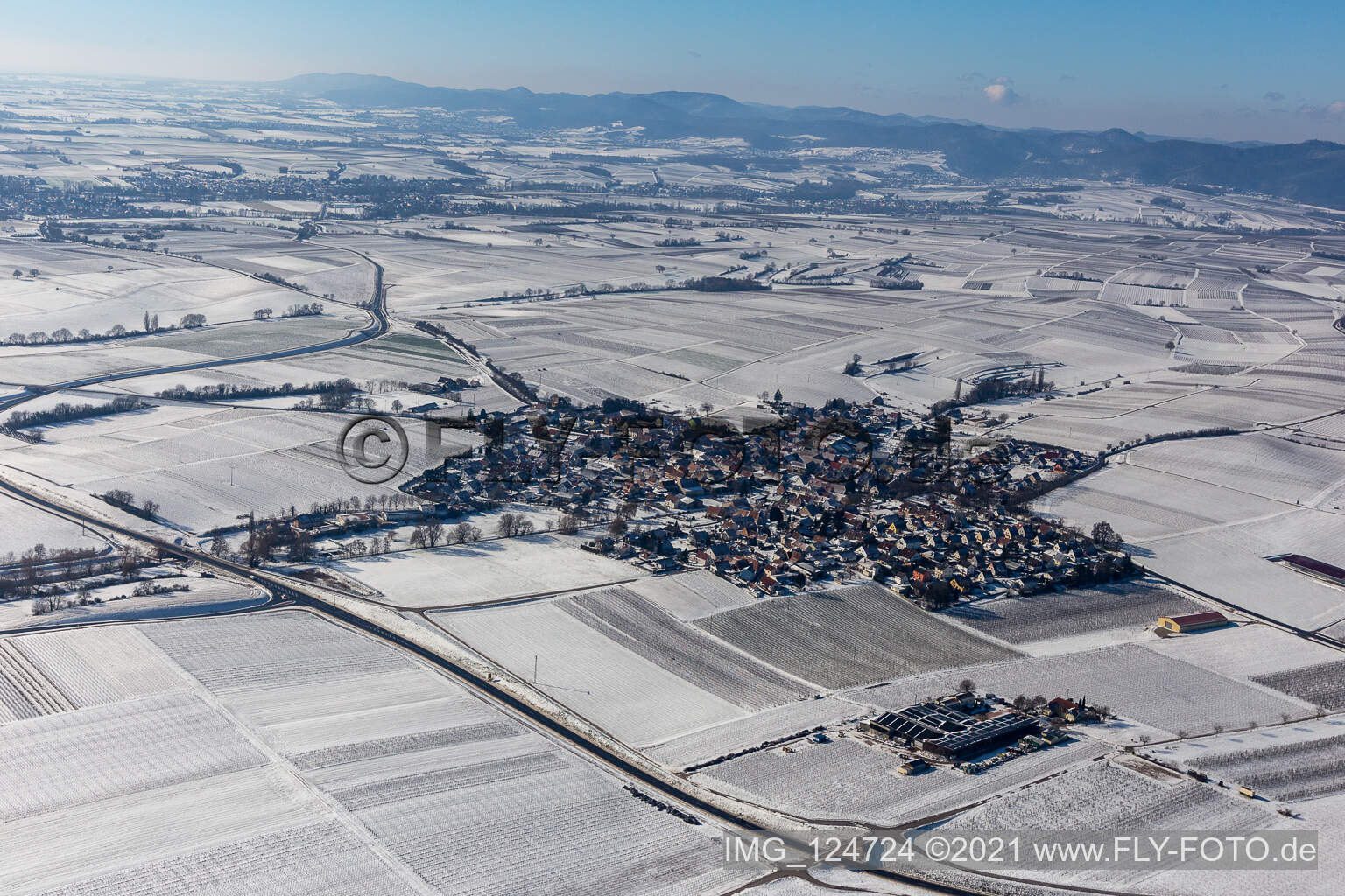 Winterluftbild im Schnee in Impflingen im Bundesland Rheinland-Pfalz, Deutschland