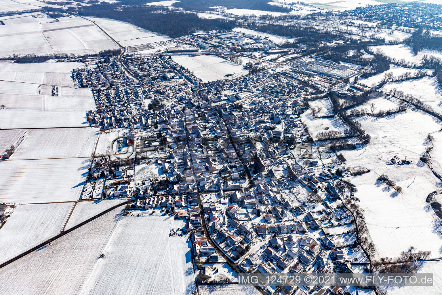 Winterluftbild im Schnee in Rohrbach im Bundesland Rheinland-Pfalz, Deutschland