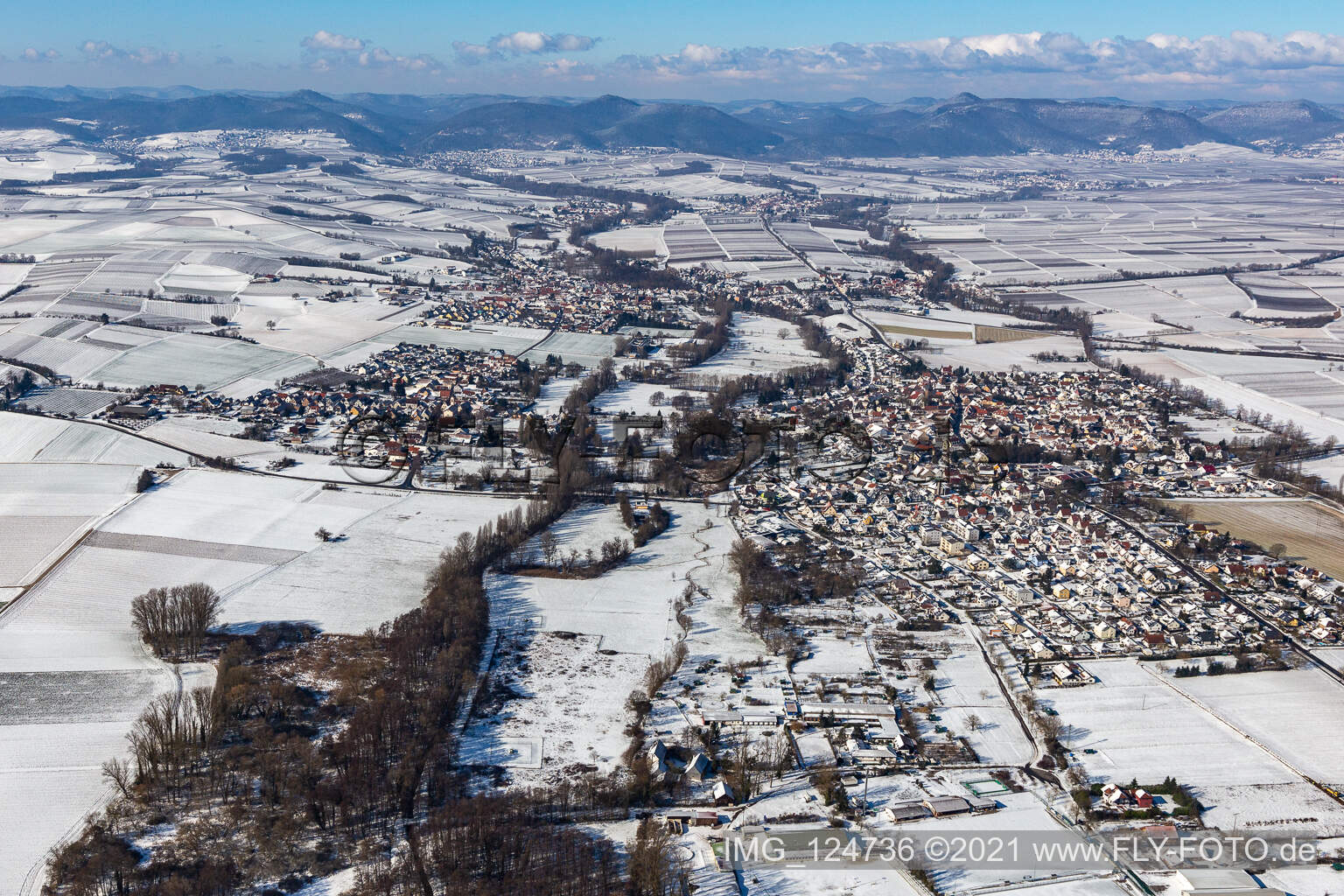 Winterluftbild im Schnee Billigheim in Billigheim-Ingenheim im Bundesland Rheinland-Pfalz, Deutschland