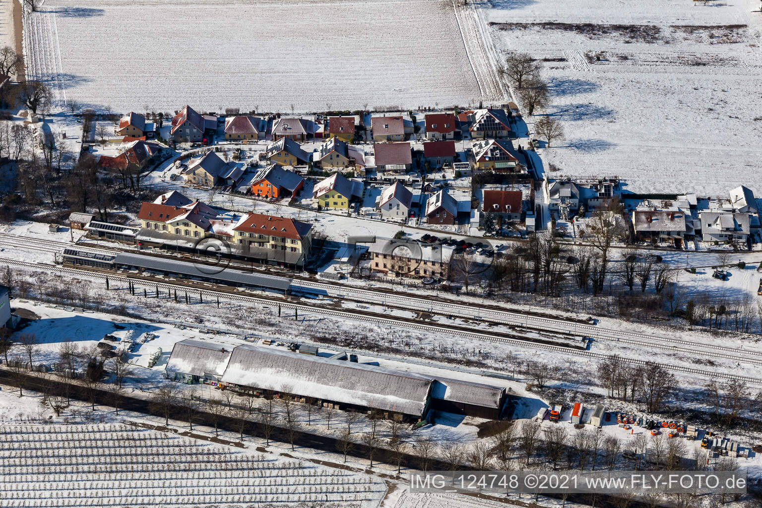 Winterluftbild im Schnee Bahnhof in Winden im Bundesland Rheinland-Pfalz, Deutschland