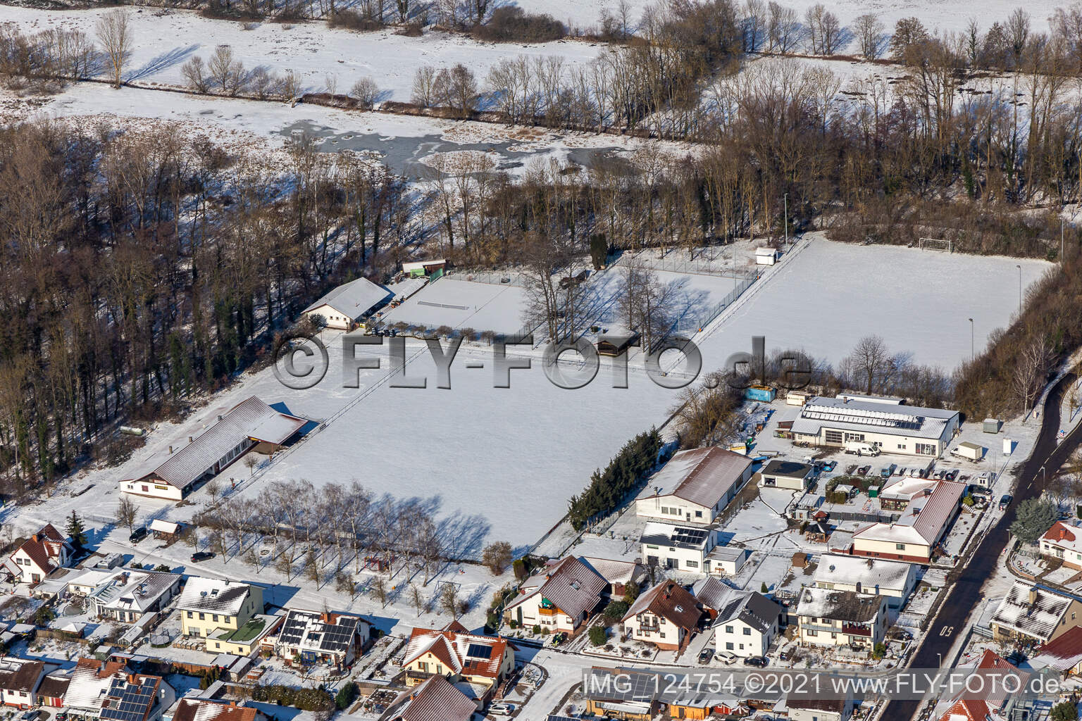 Winterluftbild im Schnee Sportplatz in Winden im Bundesland Rheinland-Pfalz, Deutschland