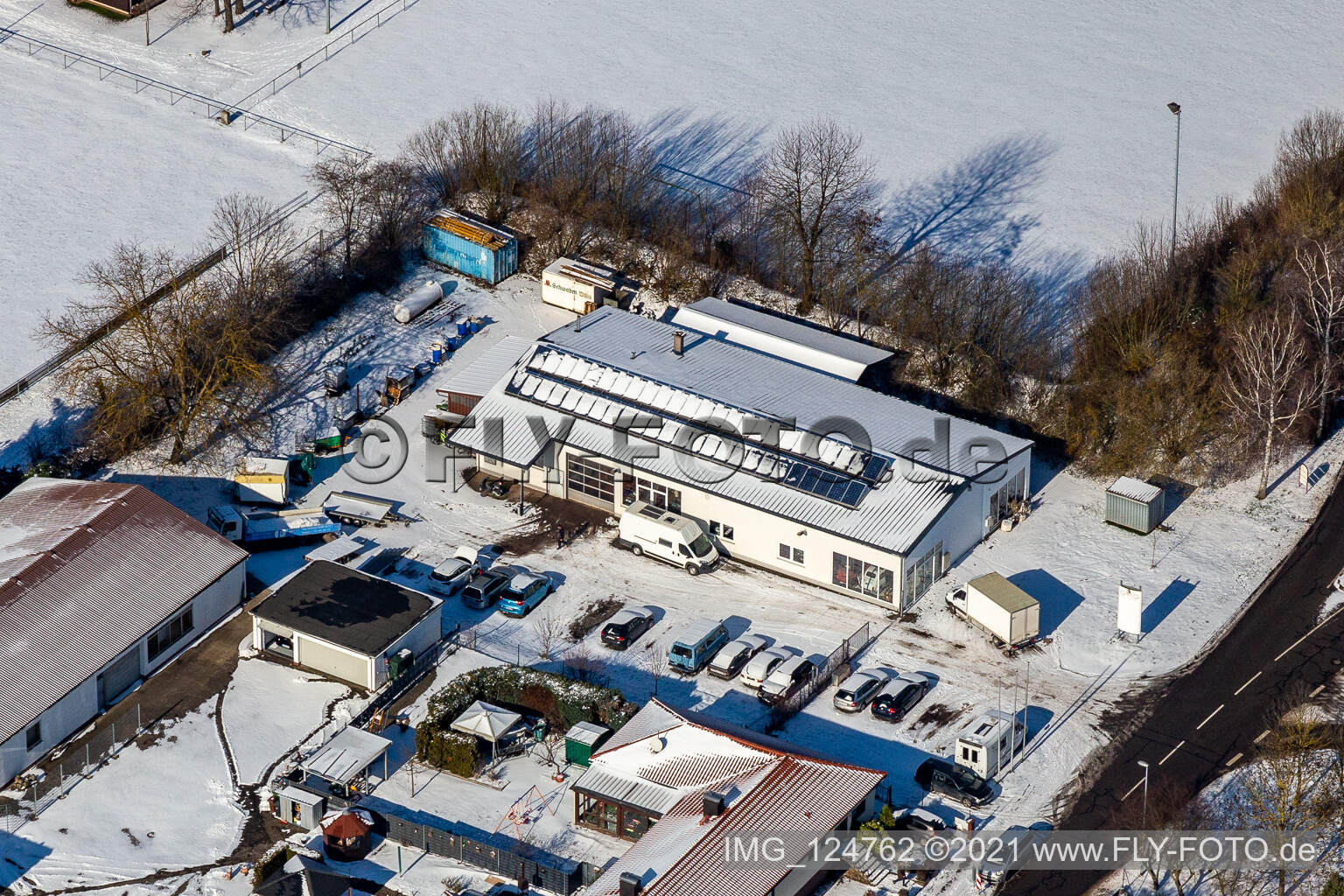Winterluftbild im Schnee von KFZ-Werkstatt Peter Thürwächter in Winden im Bundesland Rheinland-Pfalz, Deutschland