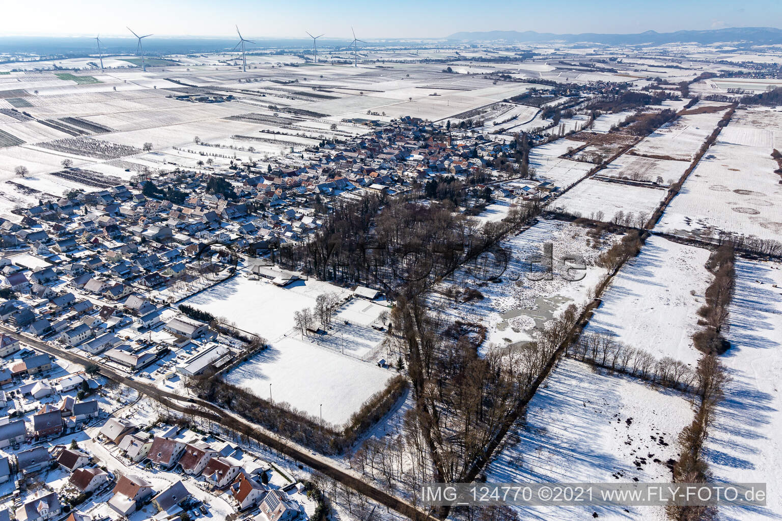 Winterluftbild im Schnee in Winden im Bundesland Rheinland-Pfalz, Deutschland