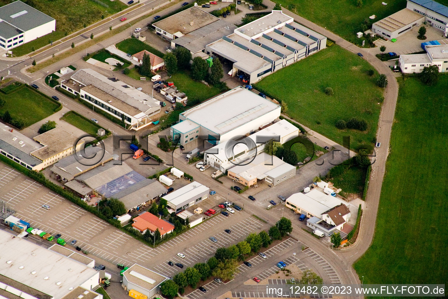 Schrägluftbild von Ittersbach, Industriegebiet im Ortsteil Im Stockmädle in Karlsbad im Bundesland Baden-Württemberg, Deutschland