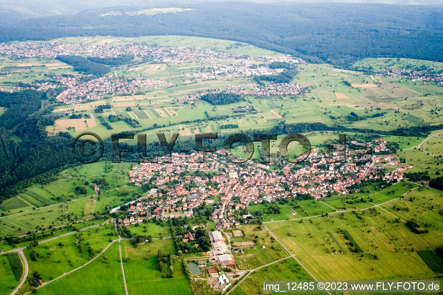 Luftaufnahme von Ortsteil Ittersbach in Karlsbad im Bundesland Baden-Württemberg, Deutschland