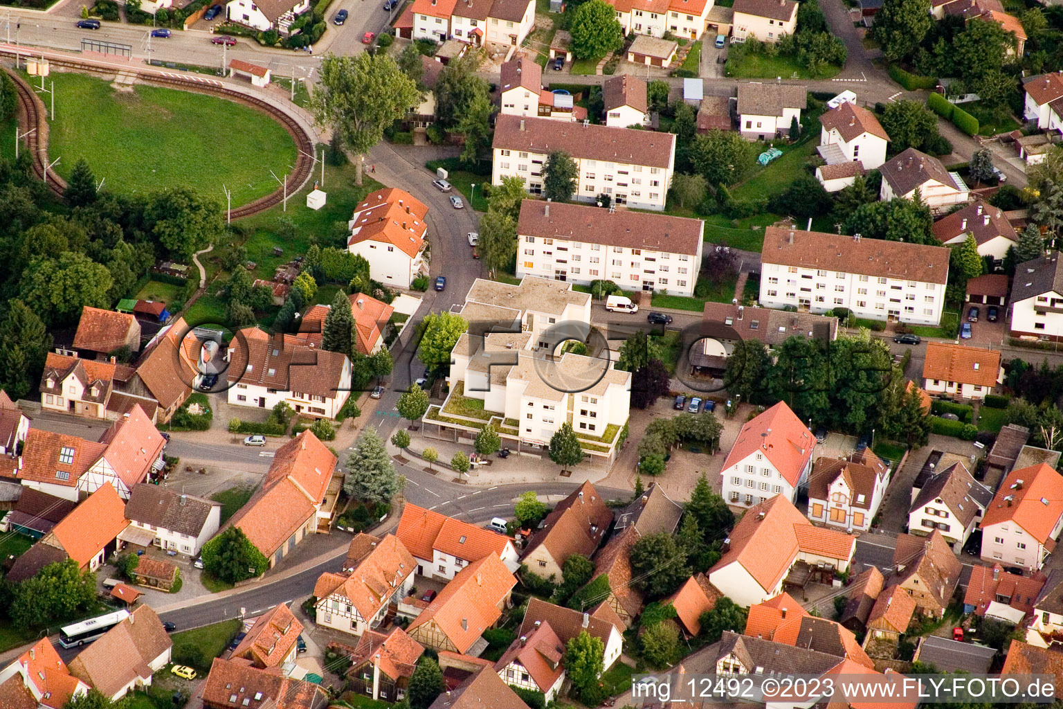 Luftaufnahme von Brunnen Apotheke im Ortsteil Ittersbach in Karlsbad im Bundesland Baden-Württemberg, Deutschland