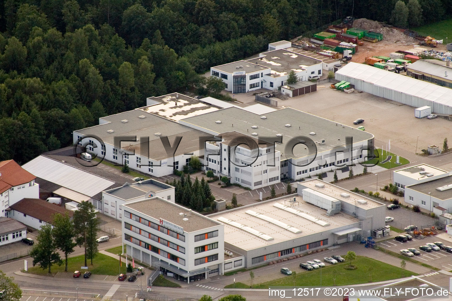 Schrägluftbild von Ittersbach, Industriegebiet im Ortsteil Im Stockmädle in Karlsbad im Bundesland Baden-Württemberg, Deutschland