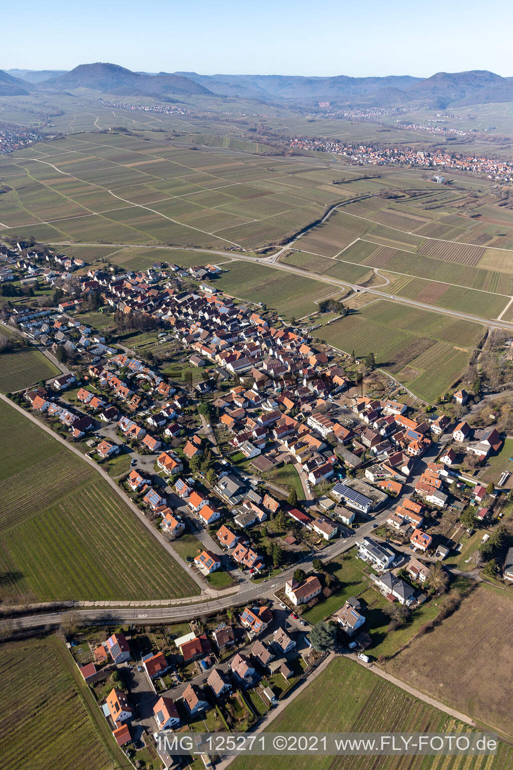 Ortsteil Wollmesheim in Landau in der Pfalz im Bundesland Rheinland-Pfalz, Deutschland aus der Drohnenperspektive