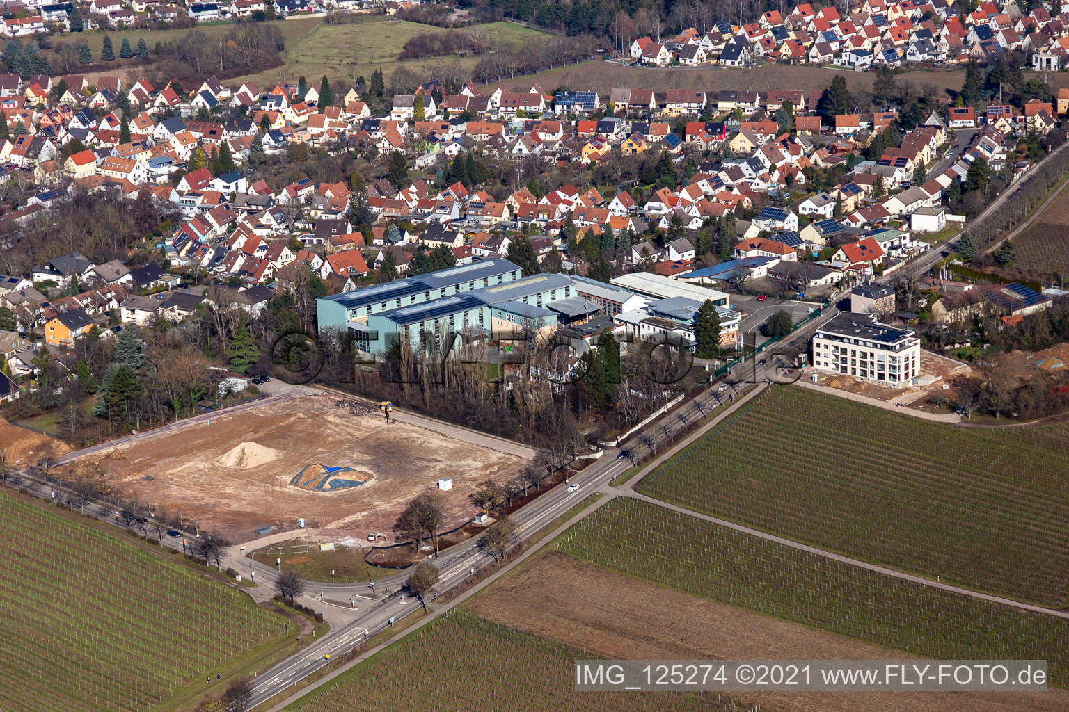 Luftbild von Wickert Maschinenbau und ehemalige Bäckerei Hofmeister an der Wollmesheimer Höhe in Landau in der Pfalz im Bundesland Rheinland-Pfalz, Deutschland