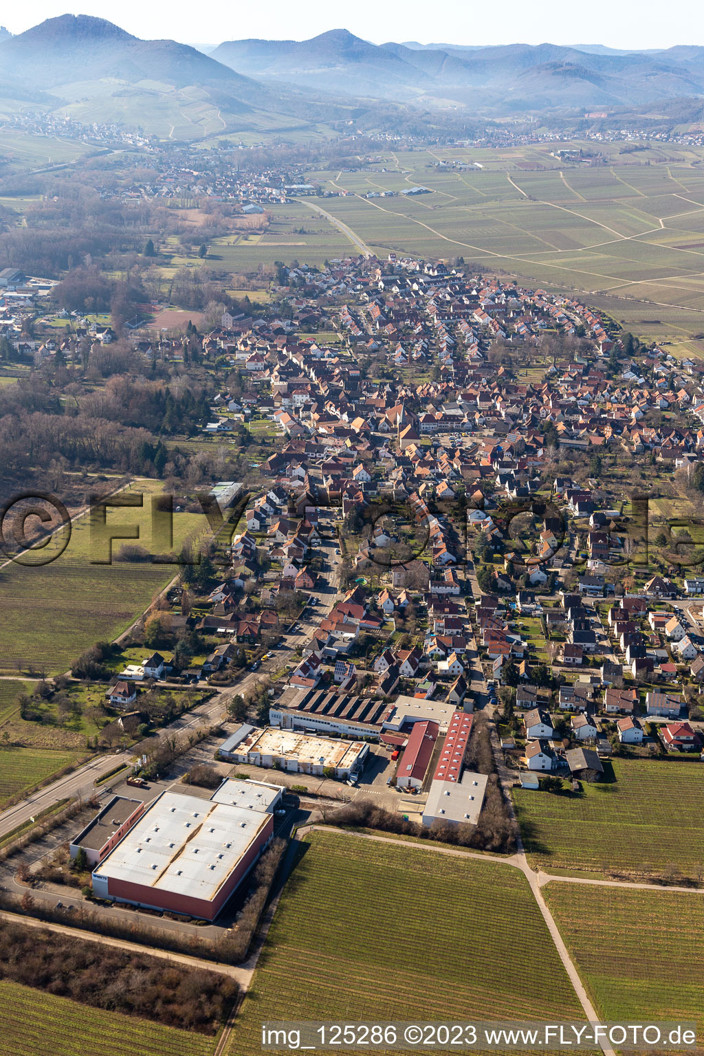 Luftaufnahme von Ortsteil Godramstein in Landau in der Pfalz im Bundesland Rheinland-Pfalz, Deutschland