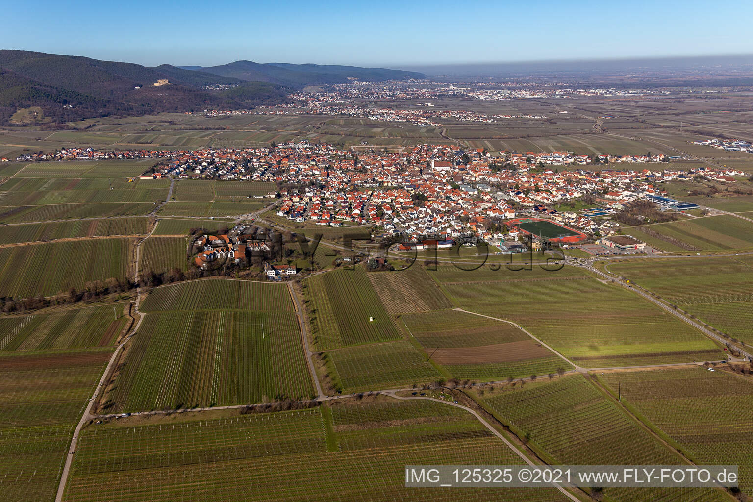 Drohnenbild von Maikammer im Bundesland Rheinland-Pfalz, Deutschland