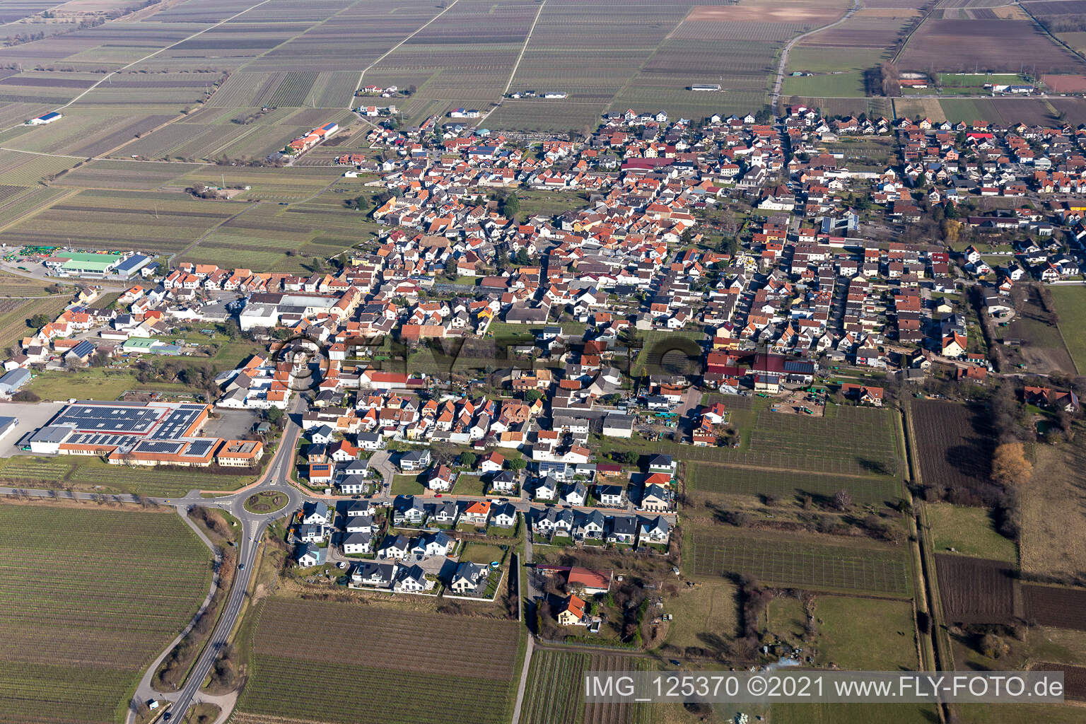 Luftbild von Ortsansicht am Rande von landwirtschaftlichen Feldern und Nutzflächen in Niederkirchen bei Deidesheim im Bundesland Rheinland-Pfalz, Deutschland