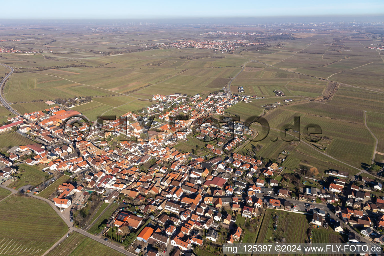 Luftbild von Stadtansicht vom Innenstadtbereich mit dem Stadtrand angrenzend an landwirtschaftliche Feldern in Kallstadt im Bundesland Rheinland-Pfalz, Deutschland